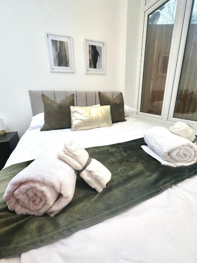 London Charm - Stylish Room In Spacious Home Esterno foto