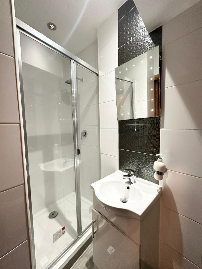 London Charm - Stylish Room In Spacious Home Esterno foto